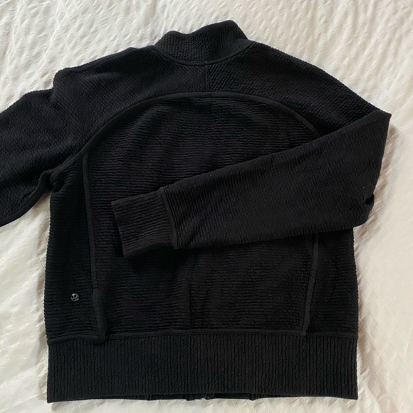 !SOLD! LULULEMON ON REPEAT JACKET - Picture 5 of 10